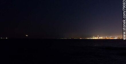 La luna nueva próxima a ocultarse en el mar frente al puerto de Montevideo - Departamento de Montevideo - URUGUAY. Foto No. 79083