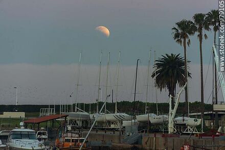 El eclipse parcial de luna que asoma por encima de la bruma marina el 16 de julio de 2019 - Department of Montevideo - URUGUAY. Photo #79105