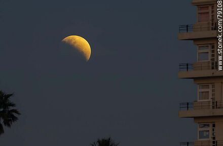 Eclipse parcial de luna con el entorno del Yatcht Club el 16 de julio de 2019 - Department of Montevideo - URUGUAY. Photo #79108