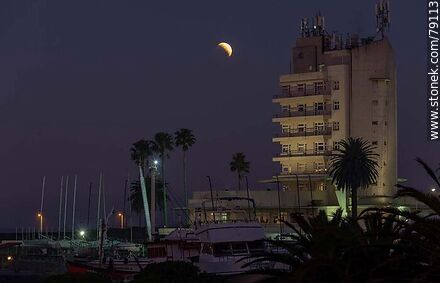 Eclipse parcial de luna al anochecer con el entorno del Yatcht Club el 16 de julio de 2019 - Department of Montevideo - URUGUAY. Photo #79113