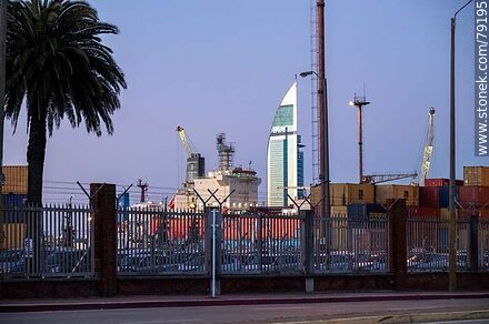 El puerto y la torre de Antel reflejando la última luz solar - Departamento de Montevideo - URUGUAY. Foto No. 79195