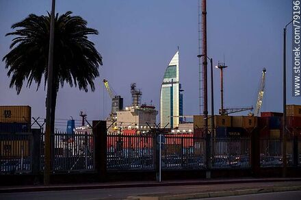 El puerto y la torre de Antel reflejando la última luz solar - Departamento de Montevideo - URUGUAY. Foto No. 79196