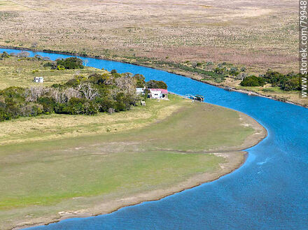 Vista aérea del nacimiento del arroyo Valizas en la laguna de Castillos - Departamento de Rocha - URUGUAY. Foto No. 79948