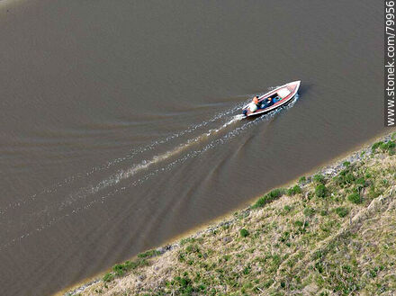 Vista aérea del arroyo Valizas con una lancha navegando - Departamento de Rocha - URUGUAY. Foto No. 79956