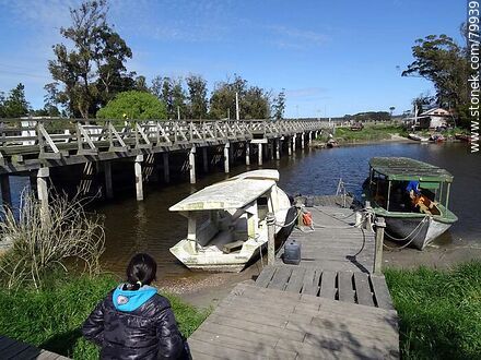 El arroyo Valizas, muelle para lanchas de turismo. Puente en ruta 10 - Departamento de Rocha - URUGUAY. Foto No. 79939