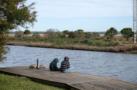 Meditando al fresco de la tarde en un muelle - Departamento de Rocha - URUGUAY. Foto No. 80009