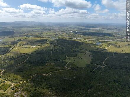 Vista aérea de la ladera norte del Cerro Pan de Azúcar - Departamento de Maldonado - URUGUAY. Foto No. 80071