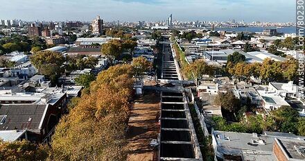 Vista aérea de cruces elevados de calles sobre las vías de ferrocarril - Departamento de Montevideo - URUGUAY. Foto No. 80230
