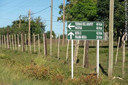 Cartel con distancias a Termas del Arapey, Patitas, Ruta 3 y Palma Sola - Departamento de Artigas - URUGUAY. Foto No. 80367