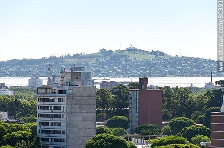 Edificios de Montevideo y el Cerro - Departamento de Montevideo - URUGUAY. Foto No. 80391