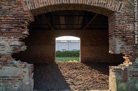 Galpón antiguo de AFE, vacío y sin puertas - Departamento de Artigas - URUGUAY. Foto No. 80447