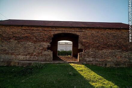 Galpón antiguo de AFE, vacío y sin puertas - Departamento de Artigas - URUGUAY. Foto No. 80446