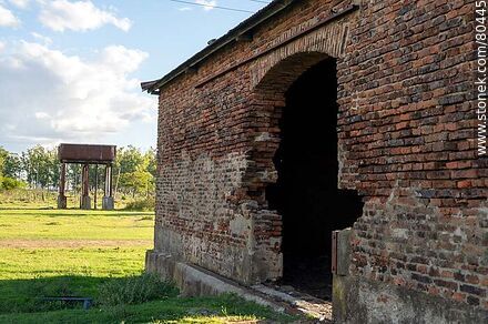 Galpón antiguo de AFE, vacío y sin puertas - Departamento de Artigas - URUGUAY. Foto No. 80445