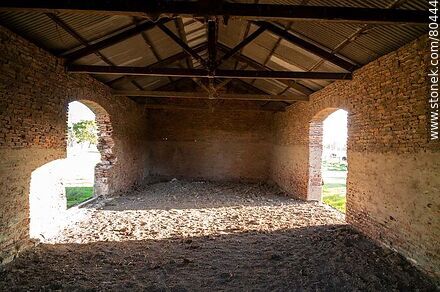 Galpón antiguo de AFE, vacío y sin puertas - Departamento de Artigas - URUGUAY. Foto No. 80444