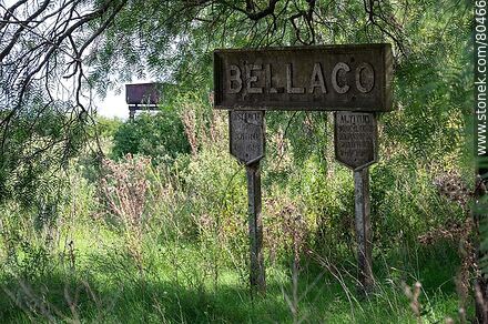 Antigua estación de trenes Bellaco. Cartel de la estación entre los árboles - Departamento de Río Negro - URUGUAY. Foto No. 80466