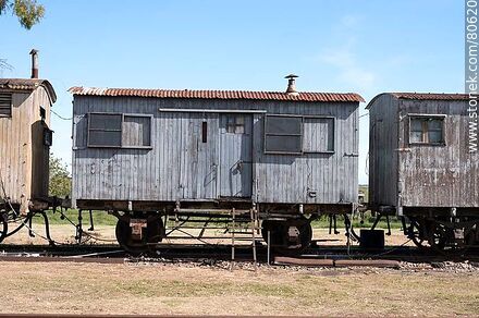 Estación de trenes Queguay. Antiguo vagón de madera - Departamento de Paysandú - URUGUAY. Foto No. 80620