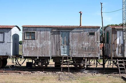 Estación de trenes Queguay. Antiguo vagón de madera - Departamento de Paysandú - URUGUAY. Foto No. 80619