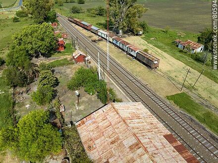 Vista aérea de la estación de trenes Queguay. Antiguos vagones - Departamento de Paysandú - URUGUAY. Foto No. 80594