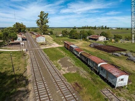 Vista aérea de la estación de trenes Queguay. Antiguos vagones - Departamento de Paysandú - URUGUAY. Foto No. 80583