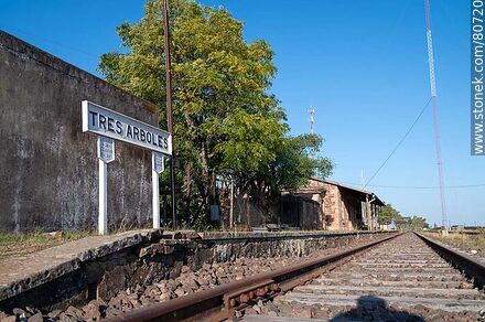 Tres Árboles railroad station. Station sign. Junction with branch to Piedra Sola - Department of Paysandú - URUGUAY. Photo #80720