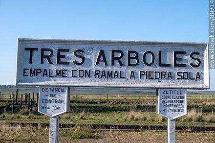 Estación de ferrocarril Tres Árboles. Cartel de la estación. Empalme con ramal a Piedra Sola - Departamento de Paysandú - URUGUAY. Foto No. 80714