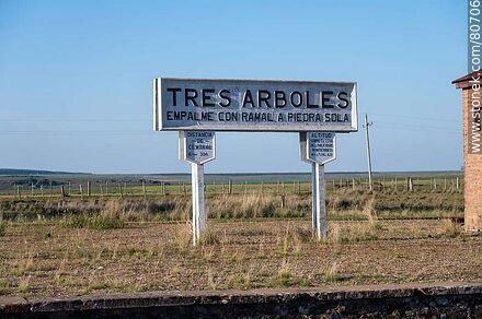 Tres Árboles railroad station. Station sign. Junction with branch to Piedra Sola - Department of Paysandú - URUGUAY. Photo #80706