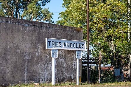 Tres Árboles railroad station. Station sign. Junction with branch to Piedra Sola - Department of Paysandú - URUGUAY. Photo #80698