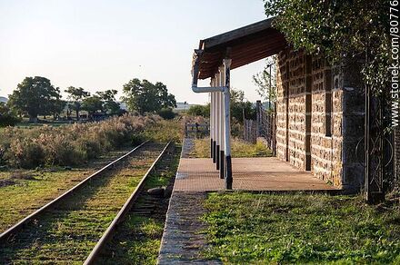 Estación Francia de ferrocarril. Andén de la estación - Departamento de Río Negro - URUGUAY. Foto No. 80776