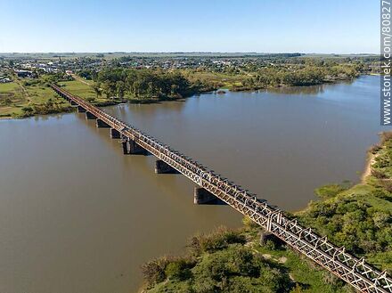 Vista aérea de la estación de trenes y el puente sobre el Río Negro. Límte departamental entre Durazno y Tacuarembó - Tacuarembo - URUGUAY. Photo #80827