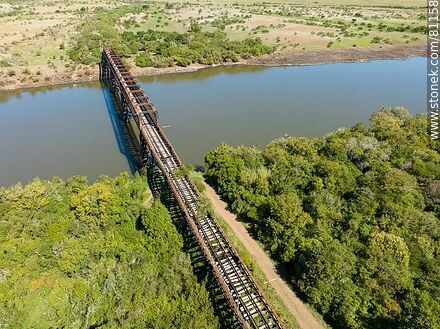 Vista aérea del antiguo puente ferroviario sobre el río Arapey Grande - Departamento de Salto - URUGUAY. Foto No. 81158
