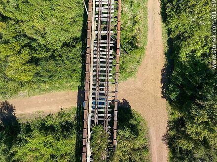 Vista aérea del antiguo puente ferroviario sobre el río Arapey Grande. Oxidados rieles sobre vetustos durmientes de madera - Departamento de Salto - URUGUAY. Foto No. 81159