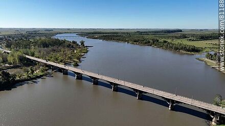 Vista aérea del puente en Ruta 5 sobre el río Negro. Límite departamental entre Durazno y Tacuarembó - Departamento de Tacuarembó - URUGUAY. Foto No. 81188