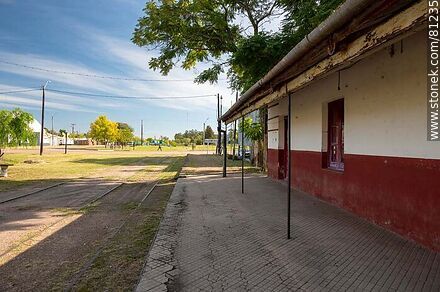 Estación de trenes de Quebracho. Andén de la estación - Departamento de Paysandú - URUGUAY. Foto No. 81235
