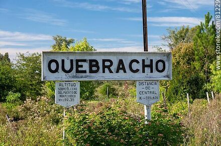 Estación de trenes de Quebracho. Cartel de la estación - Departamento de Paysandú - URUGUAY. Foto No. 81229