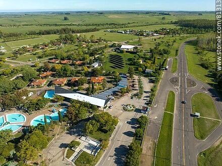 Vista aérea de las Termas de Guaviyú, la ruta 3, cabañas, hoteles y parque solar - Departamento de Paysandú - URUGUAY. Foto No. 81313