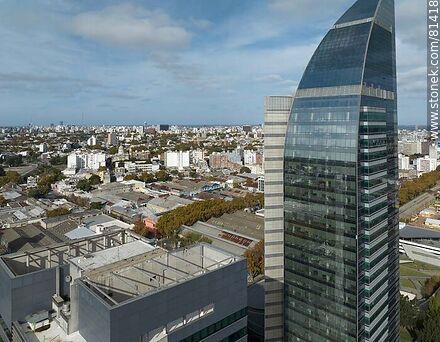 Vista aérea de pisos altos de la torre de Antel - Departamento de Montevideo - URUGUAY. Foto No. 81418