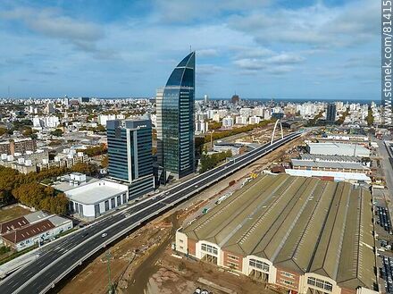 Vista aérea de galpones en el puerto, el viaducto sobre lo que era la rambla Sudamérica, torre de Antel y Aguada Park - Departamento de Montevideo - URUGUAY. Foto No. 81415