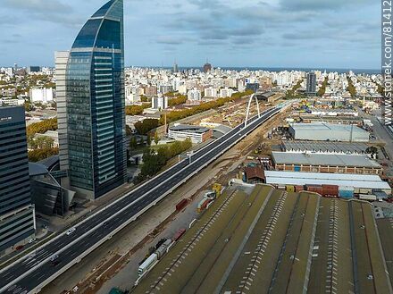 Vista aérea de galpones en el puerto, el viaducto sobre lo que era la rambla Sudamérica, torre de Antel y Aguada Park - Departamento de Montevideo - URUGUAY. Foto No. 81412