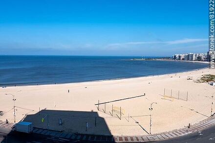 Vista desde lo alto de la playa Pocitos - Departamento de Montevideo - URUGUAY. Foto No. 81922