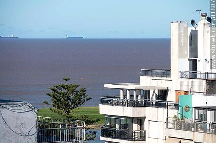 Building terraces facing the promenade - Department of Montevideo - URUGUAY. Photo #81887
