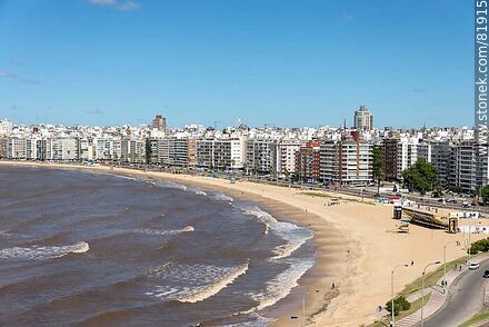 Vista aérea de la bahía de Pocitos y su playa - Departamento de Montevideo - URUGUAY. Foto No. 81915
