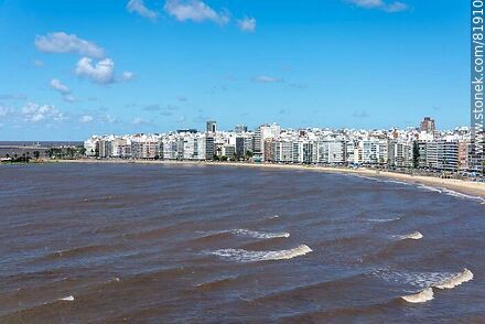 Vista aérea de la bahía de Pocitos y su playa - Departamento de Montevideo - URUGUAY. Foto No. 81910