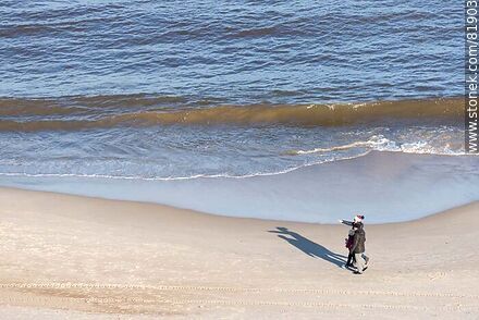 Gente caminando por la playa en invierno - Departamento de Montevideo - URUGUAY. Foto No. 81903