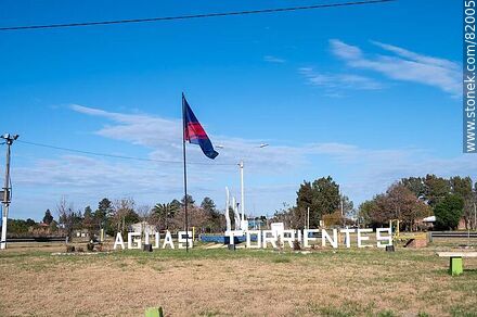 Letrero y bandera de Aguas Corrientes - Departamento de Canelones - URUGUAY. Foto No. 82005