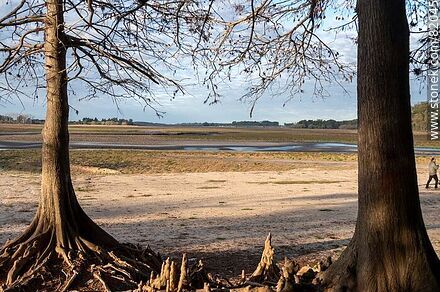 El embalse casi seco del arroyo Canelón Grande durante la sequía del año 2023. Gente paseando por donde normalmente está el agua - Departamento de Canelones - URUGUAY. Foto No. 82045
