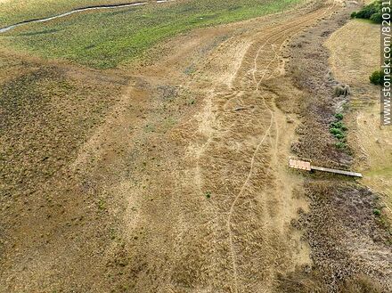 Vista aérea de apenas un hilo de agua del arroyo Canelón Grande durante la sequía del año 2023. Se aprecian los muelles de hasta dónde llega el agua normalmente - Departamento de Canelones - URUGUAY. Foto No. 82031