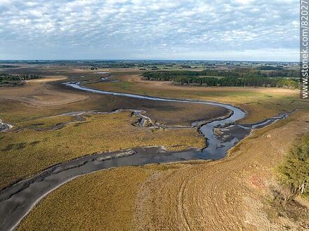 Vista aérea de la falta de agua y sequía del año 2023 en el embalse del arroyo Canelón Grande - Departamento de Canelones - URUGUAY. Foto No. 82027