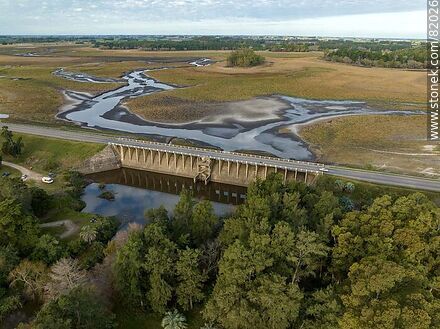 Vista aérea de la represa y puente en la Ruta 5 sobre el arroyo Canelón Grande durante la sequía del año 2023 - Departamento de Canelones - URUGUAY. Foto No. 82026