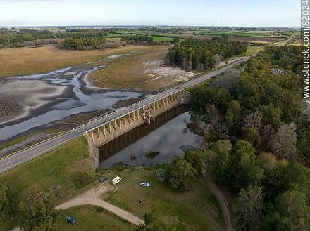 Aerial view of the dam and bridge on Route 5 over the Canelón Grande stream during the drought of 2023 - Department of Canelones - URUGUAY. Photo #82024