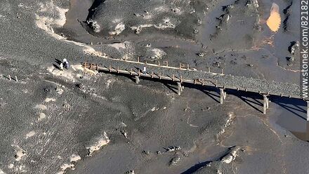 Vista aérea de un antiguo puente que quedó sumergido cuando se creó el embalse de Paso Severino y ahora a la vista por la sequía - Departamento de Florida - URUGUAY. Foto No. 82182